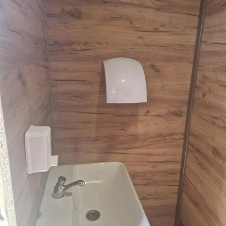 Rodinny S Vyhledem Na Jezero Milada Campsite *