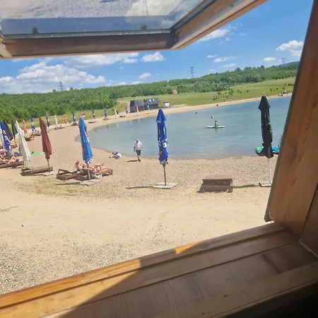 Rodinny S Vyhledem Na Jezero Milada Campsite