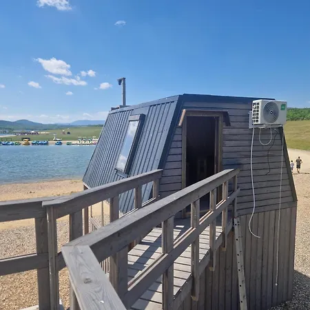 Rodinny S Vyhledem Na Jezero Milada