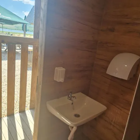 Campsite Rodinny S Vyhledem Na Jezero Milada *