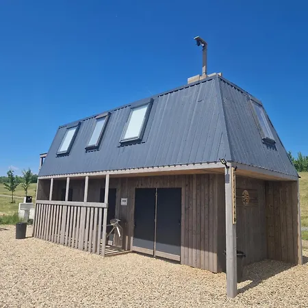 Rodinny S Vyhledem Na Jezero Milada Campsite